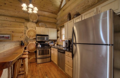 Pittman Center Cabin | Bears, Amazing Mountain Views, Hot Tub, Game Rm, 15 min from Gburg