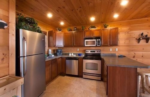 Gatlinburg - Pigeon Forge Cabin | Bears & Honey in Pigeon Forge #unforgettable 4 bedroom w/Gameroom, Views & Full Theater!