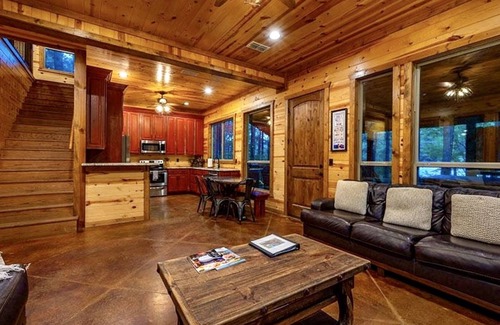 Broken Bow Cabin | Bears 'n Biscuits Cabin, Sleeps 14, Hot tub, Playset, Pool Tbl, 4 brms, 3 baths