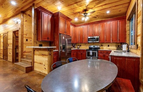 Broken Bow Cabin | Bears 'n Biscuits Cabin, Sleeps 14, Hot tub, Playset, Pool Tbl, 4 brms, 3 baths