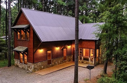 Broken Bow Cabin | Bears 'n Biscuits Cabin, Sleeps 14, Hot tub, Playset, Pool Tbl, 4 brms, 3 baths