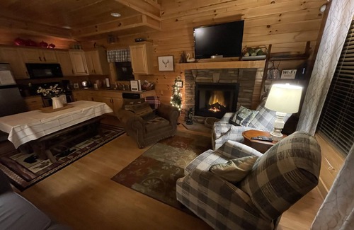 Gatlinburg - Pigeon Forge Cabin | *Beary Cozy* Minutes From Town! Hot Tub, Pool Table Gorgeous View! Book Today!