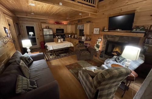Gatlinburg - Pigeon Forge Cabin | *Beary Cozy* Minutes From Town! Hot Tub, Pool Table Gorgeous View! Book Today!