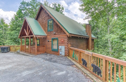 Gatlinburg - Pigeon Forge Cabin | "Beary Relaxing" Cabin in Sherwood Forest Resort - Pool Opening May 24th!!