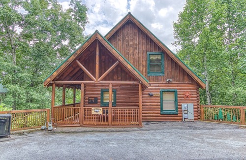 Gatlinburg - Pigeon Forge Cabin | "Beary Relaxing" Cabin in Sherwood Forest Resort - Pool Opening May 24th!!