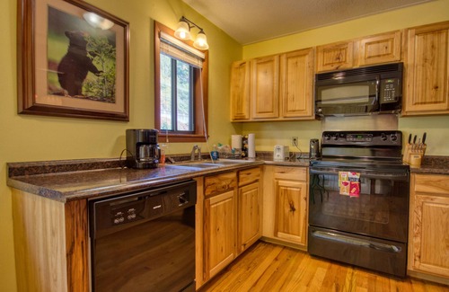 Gatlinburg Cabin | Beary Special Cabin: A Paw-some Gatlinburg Riverfront Retreat