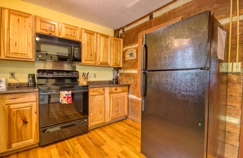 Gatlinburg Cabin | Beary Special Cabin: A Paw-some Gatlinburg Riverfront Retreat