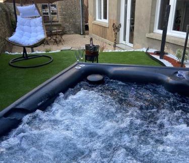 Avranches Apartment | Beau Loft room proche mont saint Michel jaccuzi illimité en plein centre Avranches