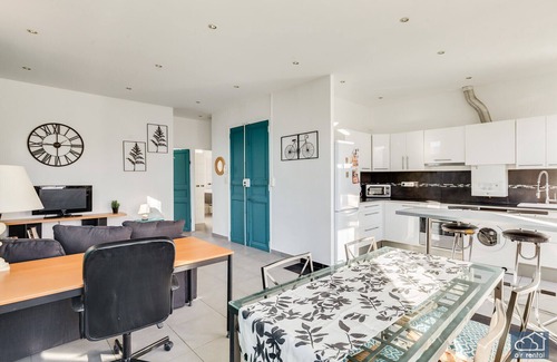 Notre-Dame du Mont Apartment | Beau T2 renovated coeur de ville - COURS JULIEN/CASTELLANE - Air Rental