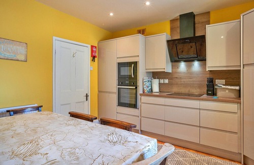 Beaumaris Apartment | Beau View at Gadlys House