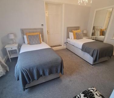 Taunton House | Beaufort Lodge - Central Location & Free Parking
