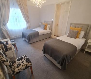 Taunton House | Beaufort Lodge - Central Location & Free Parking