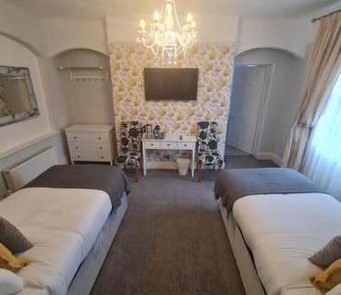 Taunton House | Beaufort Lodge - Central Location & Free Parking
