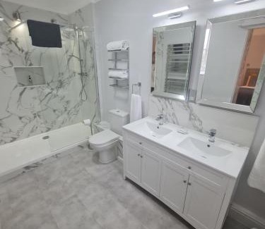 Taunton House | Beaufort Lodge - Central Location & Free Parking