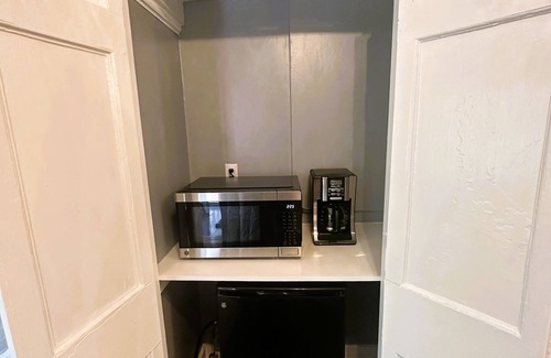 The Point Apartment | Beaufort Old Point Artist Suite