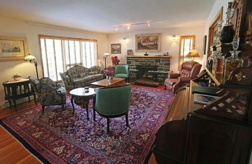 Banff Bed & Breakfast | Beaujolais Boutique B&B at Thea's House- Adults Only