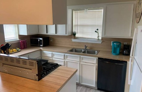 Beaumont House | Beaumont Chateau - SHORT/LONG TERM FURNISHED 2/2 HOUSE