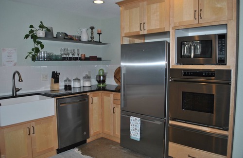 Molalla House | Beautiful 1,400 sq ft guesthouse on country property mins. from Silverton.