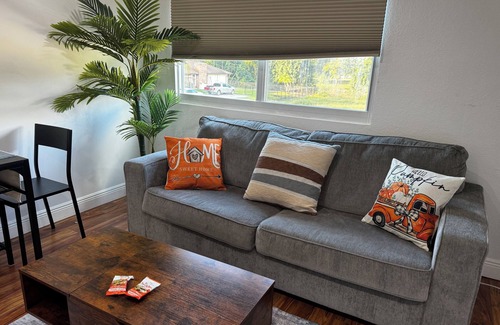 Davie House | Beautiful 1.5 bed 1-Bath Apartment on Second Floor