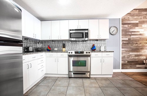 Panama City Beach Condo | Beautiful 1 BR /2 BA Condo! Sleeps 6! Gorgeous views of the water! 5 stars!