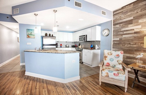 Panama City Beach Condo | Beautiful 1 BR /2 BA Condo! Sleeps 6! Gorgeous views of the water! 5 stars!