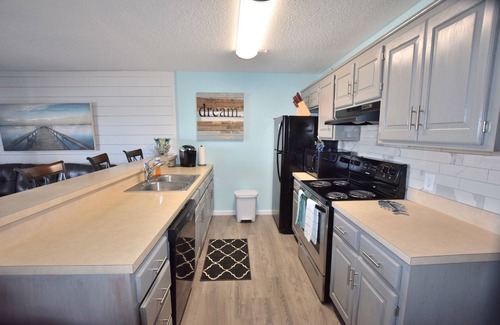 Osage Beach Condo | Beautiful! 1 Bd/1Ba -Slps 4- On the Water! 2 Steps to Unit! Wifi