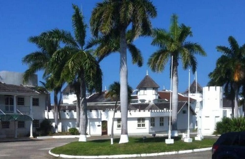 St.Bran's Burg Apartment | Beautiful 1-Bed Apartment in Montego Bay