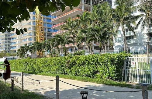 Surfside Apartment | Beautiful 1 Bed Condo on the Beach in Surfside, Miami beach, Bal Harbour, pets