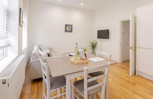 Camden Town Apartment | Beautiful 1 Bed Flat 2 Minute Walk To Camden Station