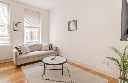 Camden Town Apartment | Beautiful 1 Bed Flat 2 Minute Walk To Camden Station