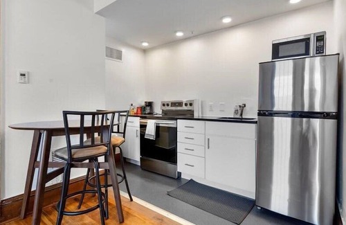Downtown Des Moines Apartment | Beautiful 1 Bed on Grand near Hospitals!