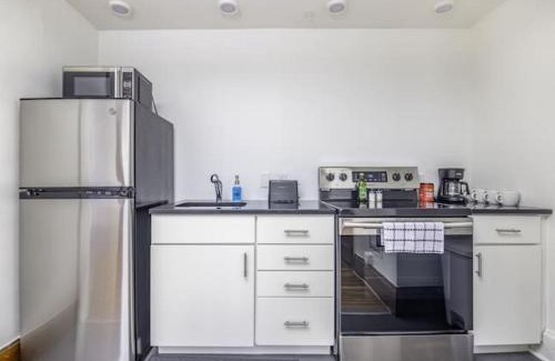 Downtown Des Moines Apartment | Beautiful 1 Bed Studio Apt Close To Hospitals!