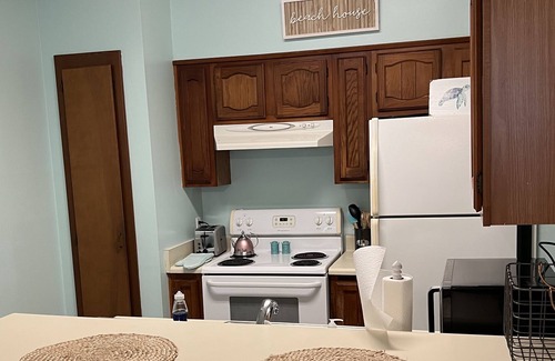Brent Condo | Beautiful 1 bedroom 1 bath condo in a quiet complex with a pool