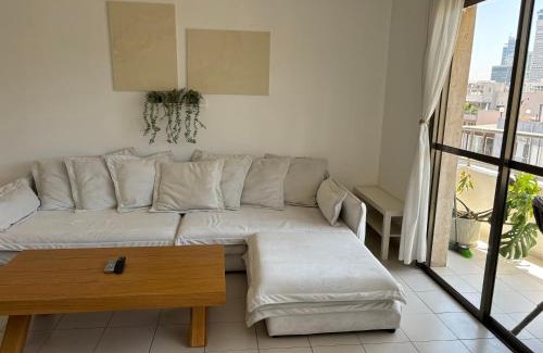 Kerem HaTeimanim Apartment | Beautiful 1 Bedroom apartment next to Hacarmel Market and the Royal Beach
