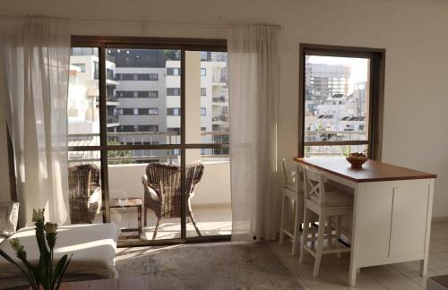 Kerem HaTeimanim Apartment | Beautiful 1 Bedroom apartment next to Hacarmel Market and the Royal Beach