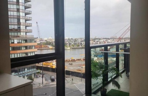 Docklands Apartment | BEAUTIFUL 1 BEDROOM APARTMENT WITH CARPARK