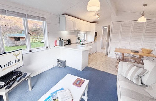 Crianlarich Cottage | Beautiful 1 bedroom chalet with loch and lambing meadow views