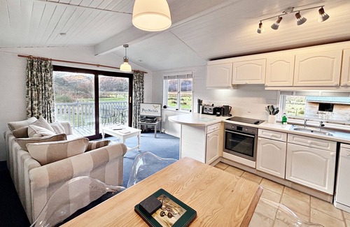 Crianlarich Cottage | Beautiful 1 bedroom chalet with loch and lambing meadow views
