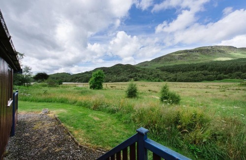 Crianlarich Cottage | Beautiful 1 bedroom chalet with loch and lambing meadow views