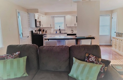 Belmar House | Beautiful 1 Bedroom Renovated House minutes to the beach and across the Bay