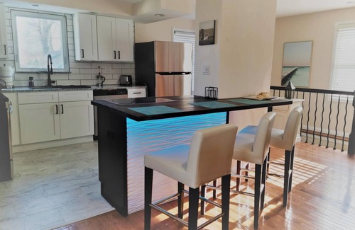 Belmar House | Beautiful 1 Bedroom Renovated House minutes to the beach and across the Bay