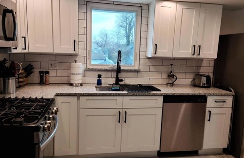 Belmar House | Beautiful 1 Bedroom Renovated House minutes to the beach and across the Bay