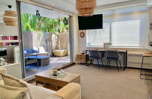 Coogee Apartment | Beautiful 1 bedroom unit 1 block from Coogee beach