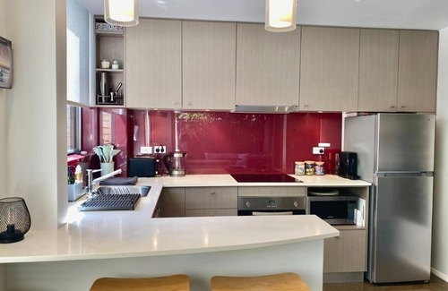 Coogee Apartment | Beautiful 1 bedroom unit 1 block from Coogee beach