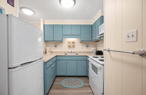 Caine Woods Condo | Beautiful 1 Bedroom Ocean City Condo in Orleans Ct with Outdoor Pool!