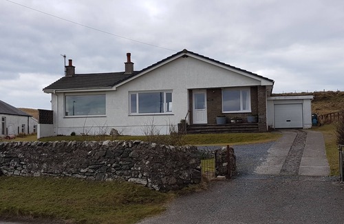 Islay Island House | Beautiful 10 person modern bungalow in Bruichladdich with stunning views