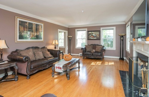 Donelson Hills House | Beautiful 1930's Historic home, 5 miles to DT, airport and Opry!
