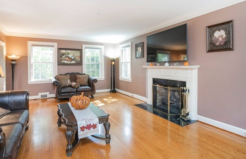 Donelson Hills House | Beautiful 1930's Historic home, 5 miles to DT, airport and Opry!