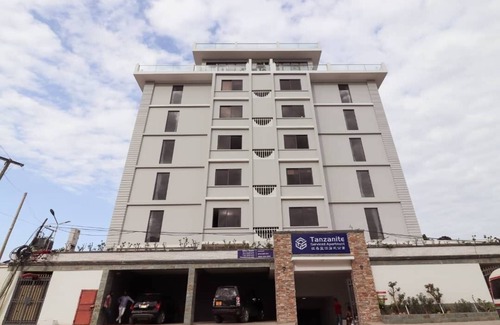 Masaki Apartment | Beautiful 1BR apartment w/wifi, gym & pool
