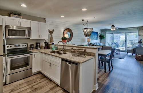 Avalon Beach Estates Condo | Beautiful 2/2 condo in Maravilla- Pet Friendly! Steps from beach, sleeps 6.
